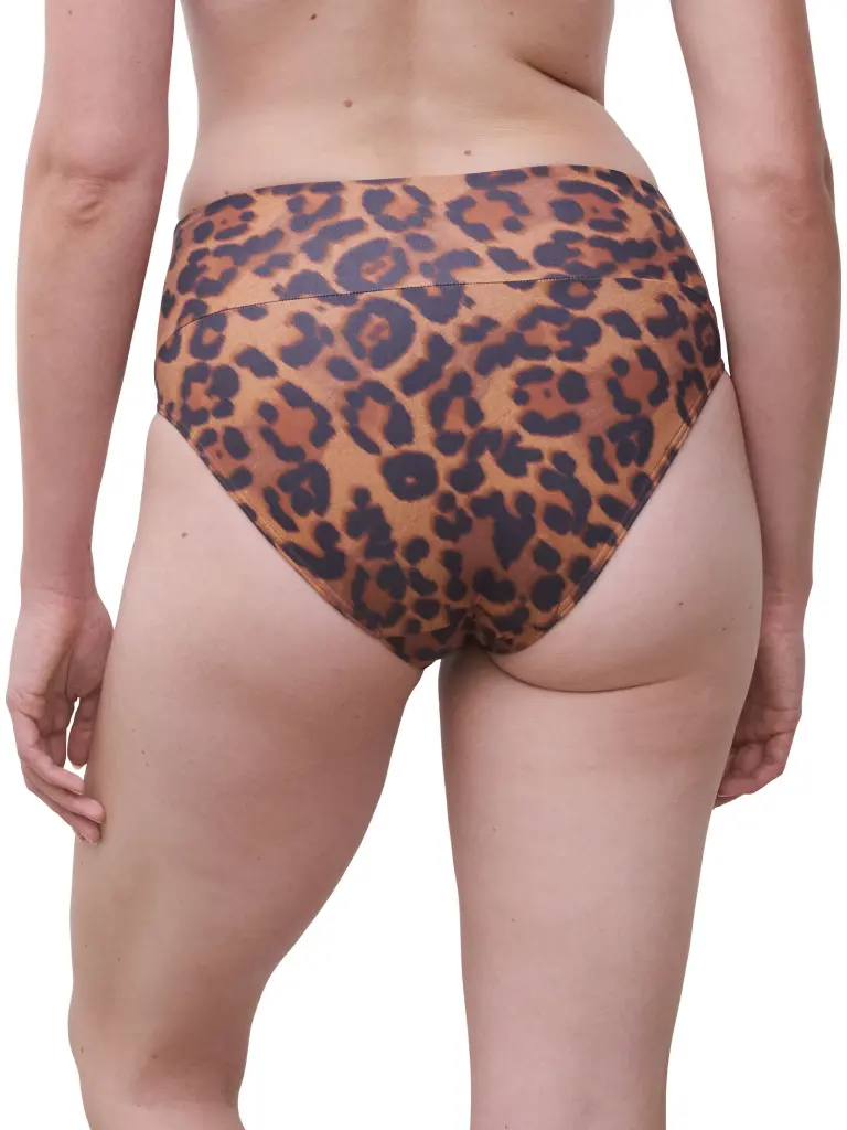 C17UC5-A12_36_SAUVAGE_ECOM_CROP_WEB_WH_BK.webp