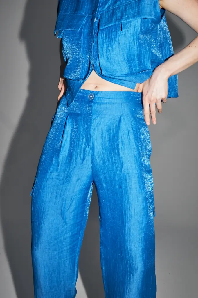 pantalon-cargo-brenta-shiny-lin-blue (1).webp