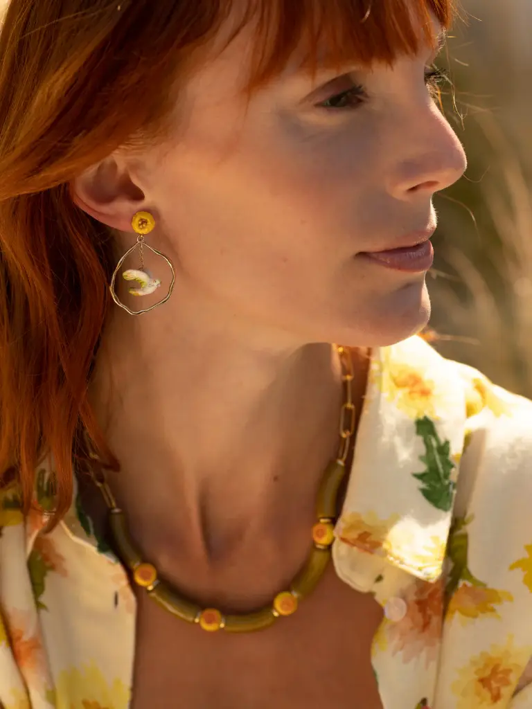 boucles-d-oreilles-martelees-pissenlit-perruche_1271c6c9-4340-4712-bebc-67789799566d.webp