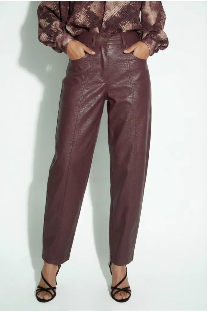 pantalon-raya-leather-bordeaux (7).webp