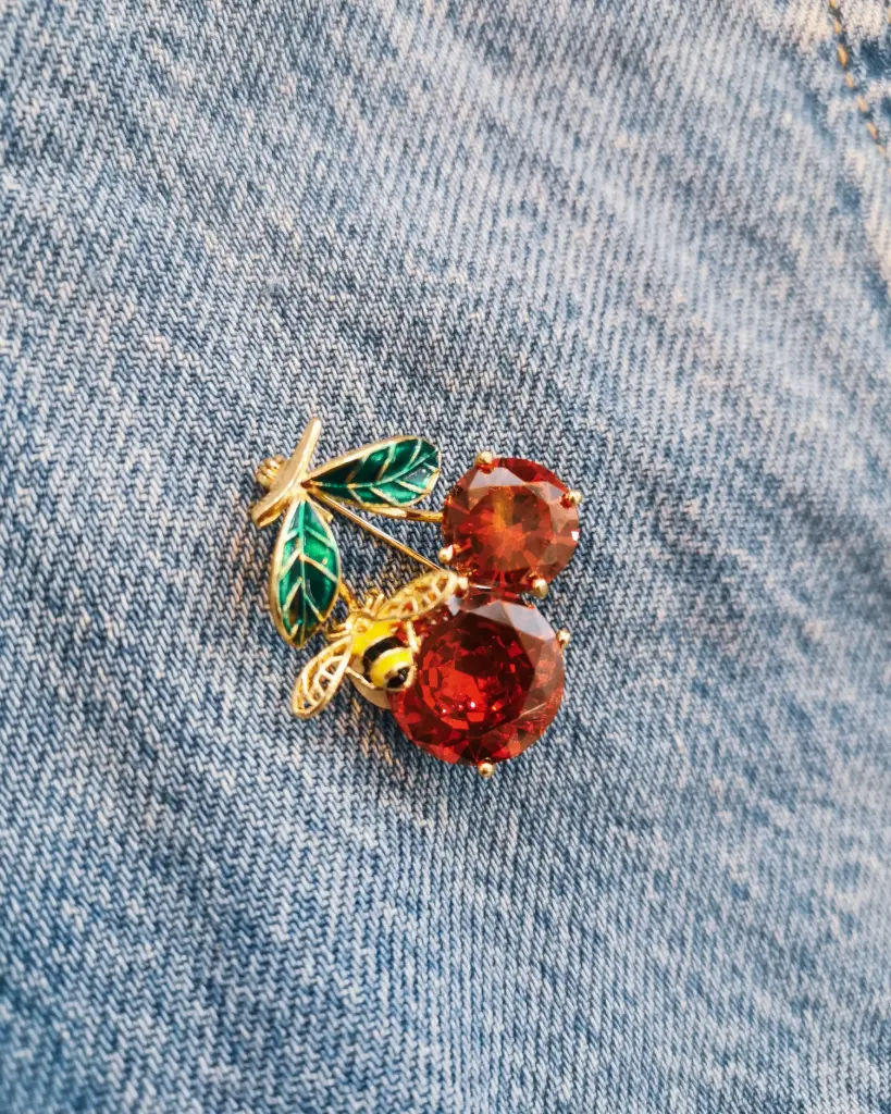 BROCHE CERISE