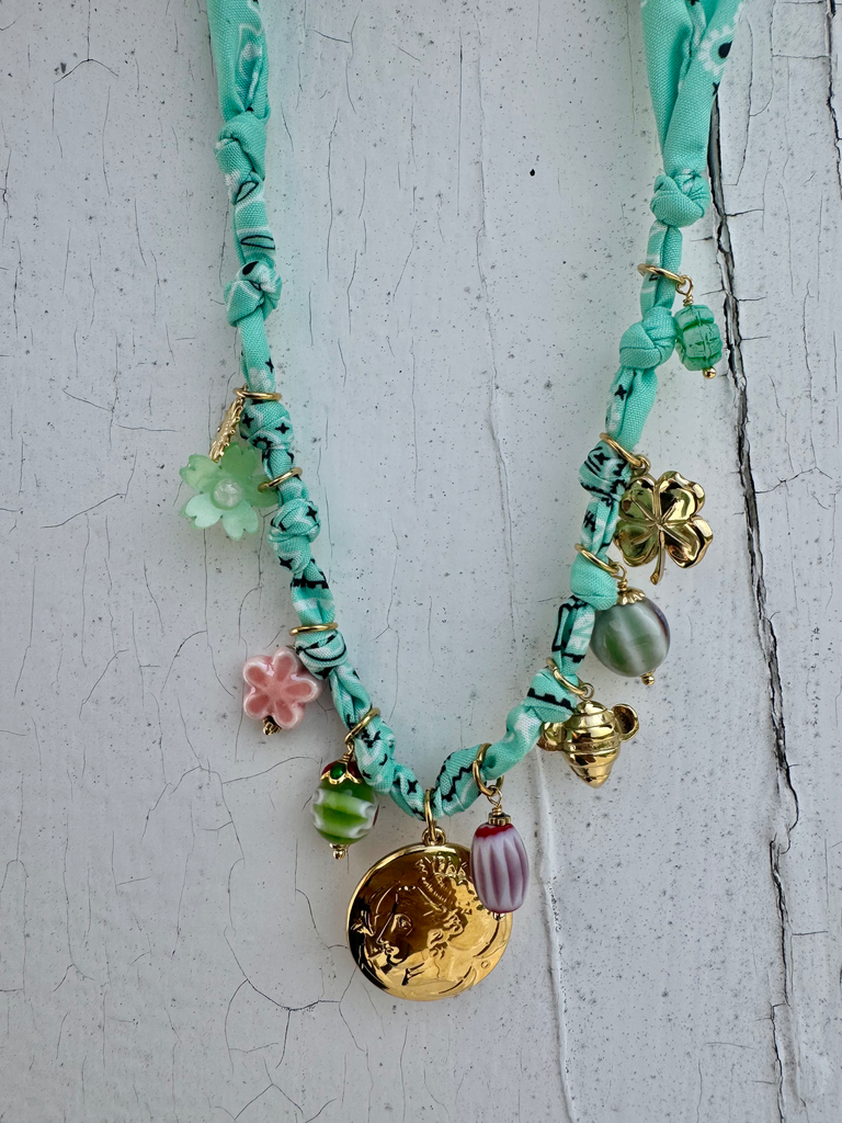 COLLIER BANDANA MEDAILLE