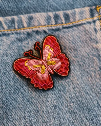 BROCHE TISSÉE PAPILLON ROSE 