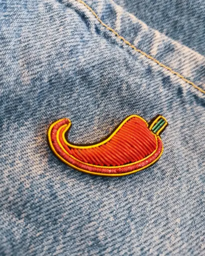 BROCHE TISSÉE PIMENT