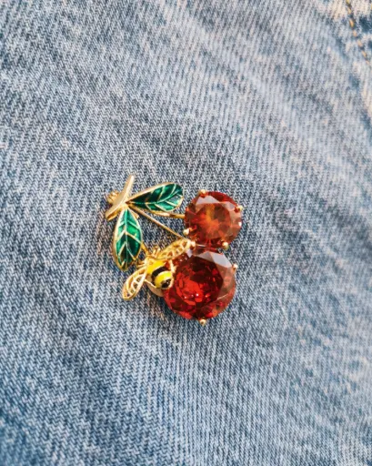 BROCHE CERISE